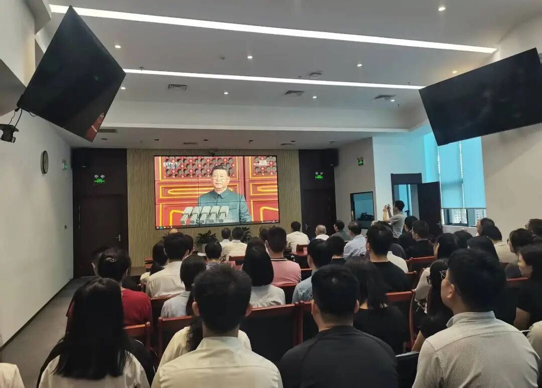 绿色动力集团组织干部职工集中观看“纪念中国人民抗日战争暨世界反法西斯战争胜利80周年大会”现场直播